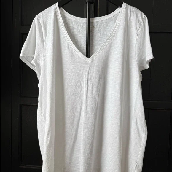 Lilly Pulitzer White V-Neck Short Sleeve Tee - Picture 1 of 4